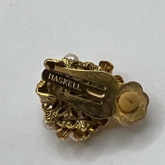 Vintage signed Miriam Haskell clip on earrings, baroque pearl, floral, flower - Picture 5 of 6